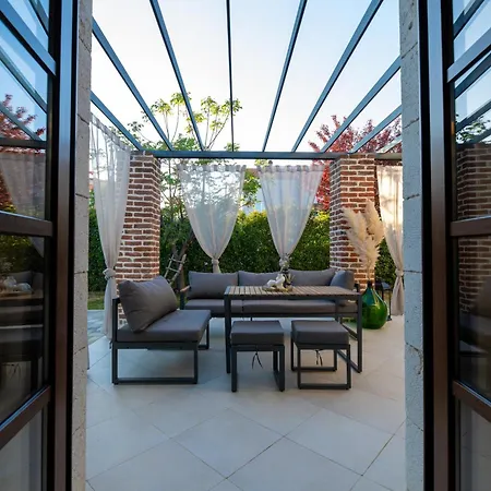 فيلة House 